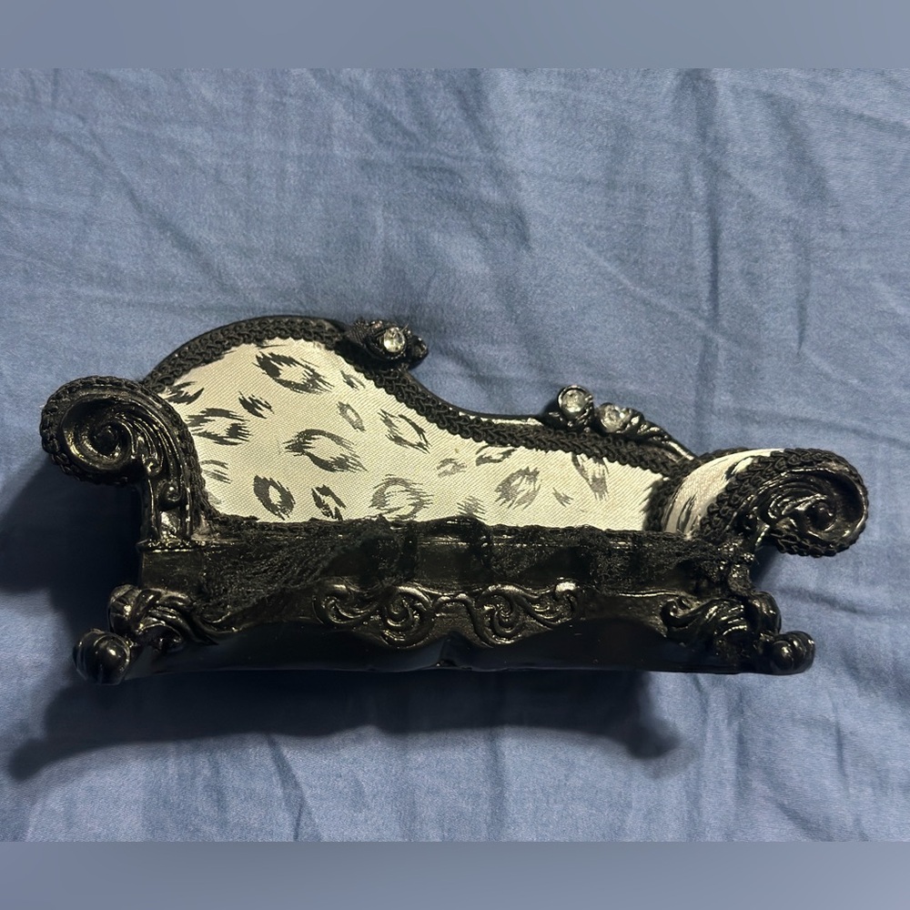 Adorable ring couch!